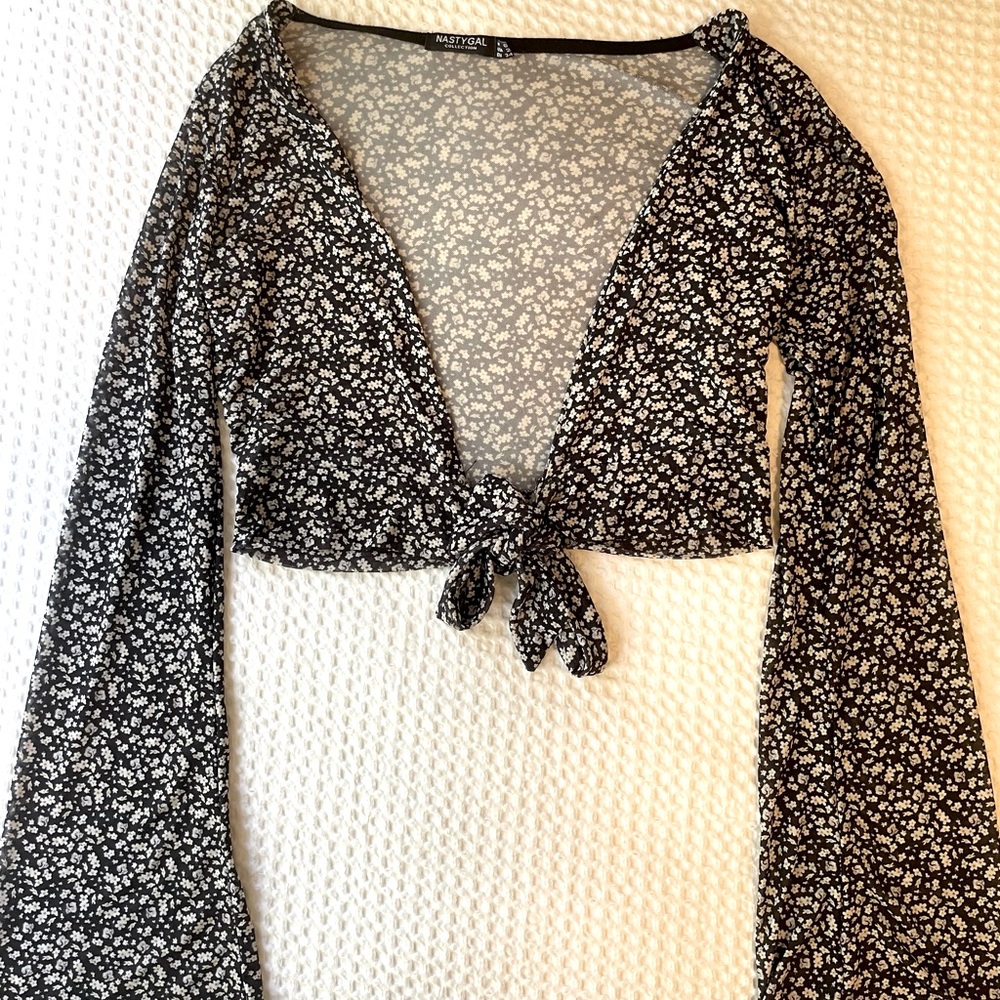 Nasty-gal navy & white long-sleeved floral crop top